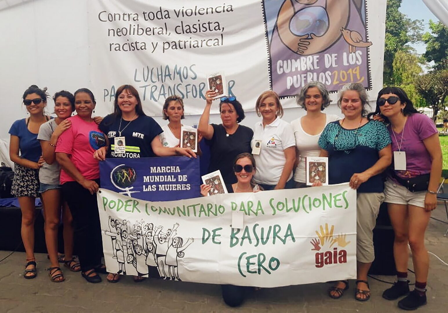 Kelompok berpose sambil memegang spanduk besar Zero Waste Amerika Latin.