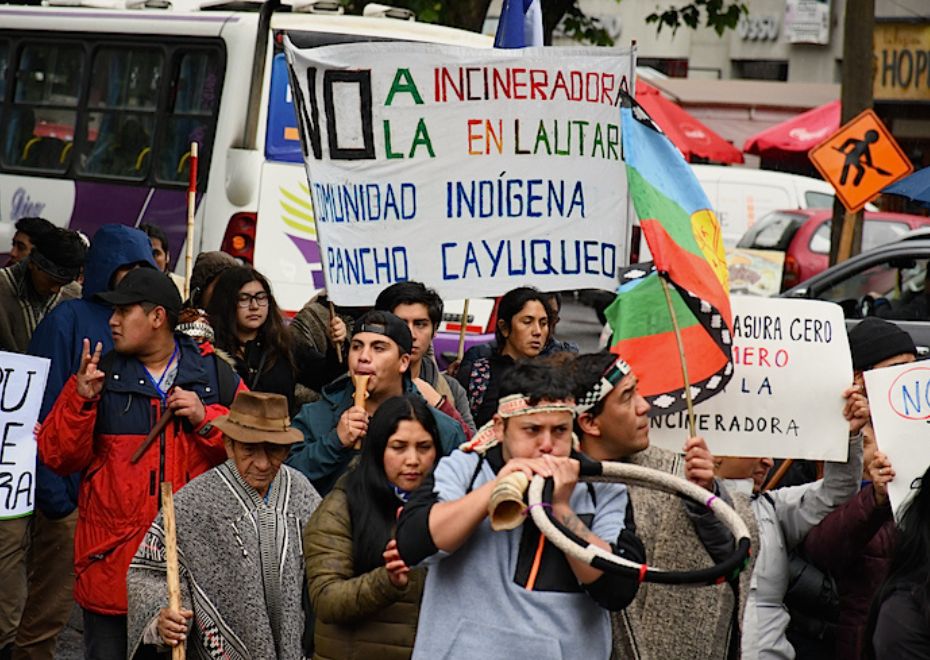 Image of a protest against incienration, group of people carrying sign in Spanish saying no to incineration
