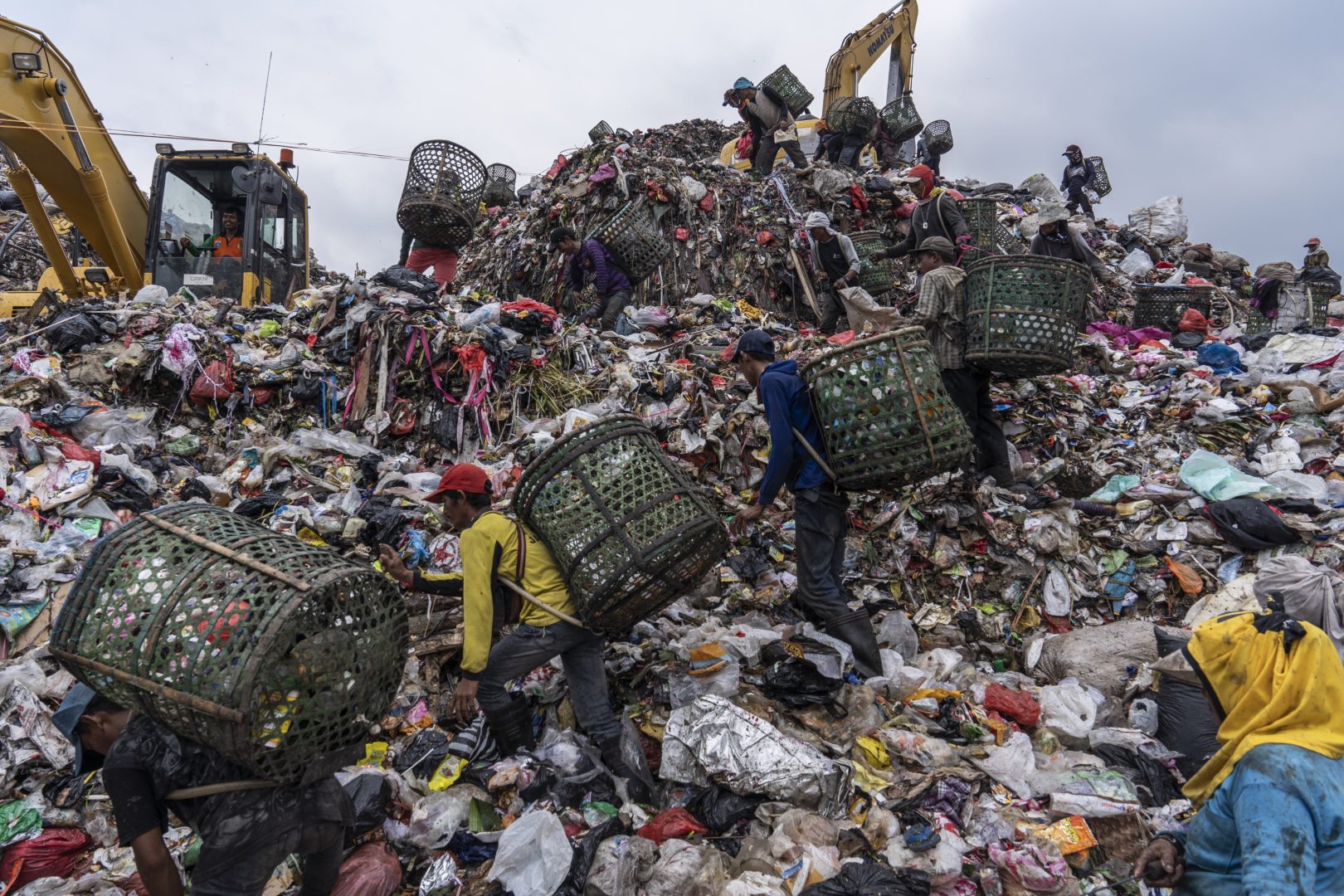 сборщики мусора собирают пластик со свалки