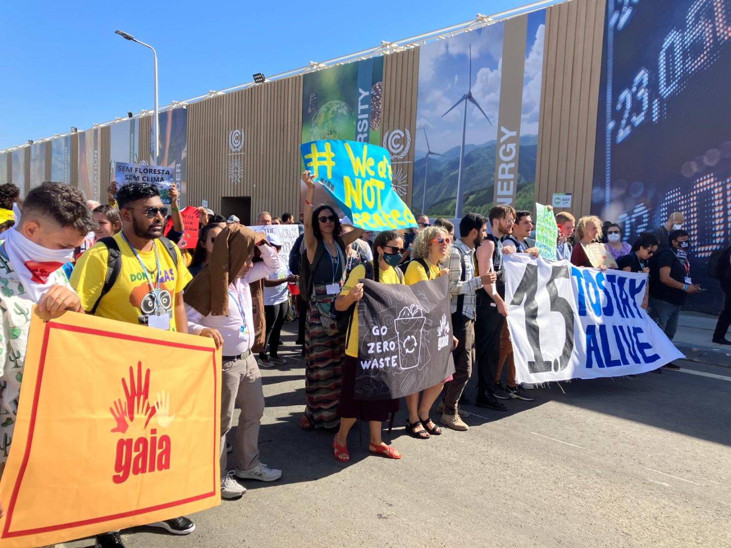 Grupo de pessoas em protesto pelo clima segurando cartazes