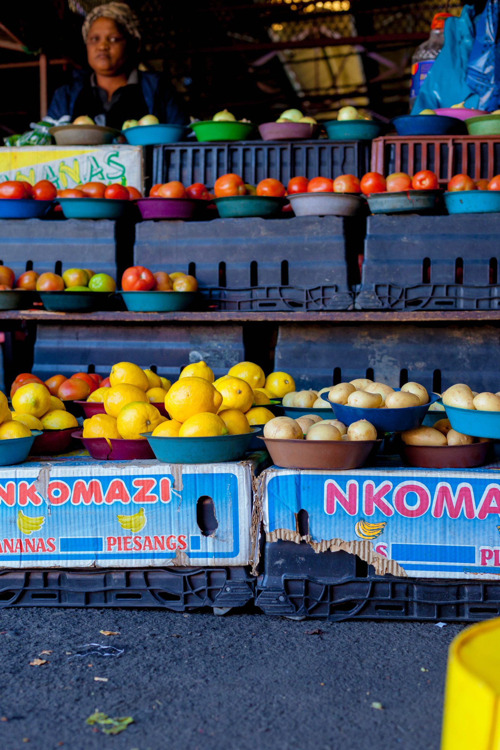 南アフリカ、ダーバンのeThekwini市の早朝マーケットでの製品展示