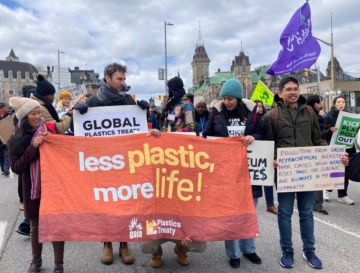 أعضاء GAIA من منطقة آسيا والمحيط الهادئ ينضمون إلى المسيرة لإنهاء عصر البلاستيك في أوتاوا، كندا